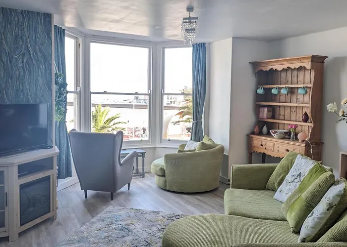 Spacious First Floor Apartment With Gorgeous Sea Views