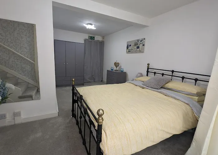 Spacious First Floor Apartment With Gorgeous Sea Views