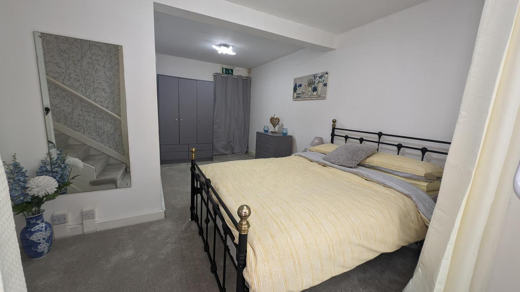 Spacious First Floor With Gorgeous Sea Views *